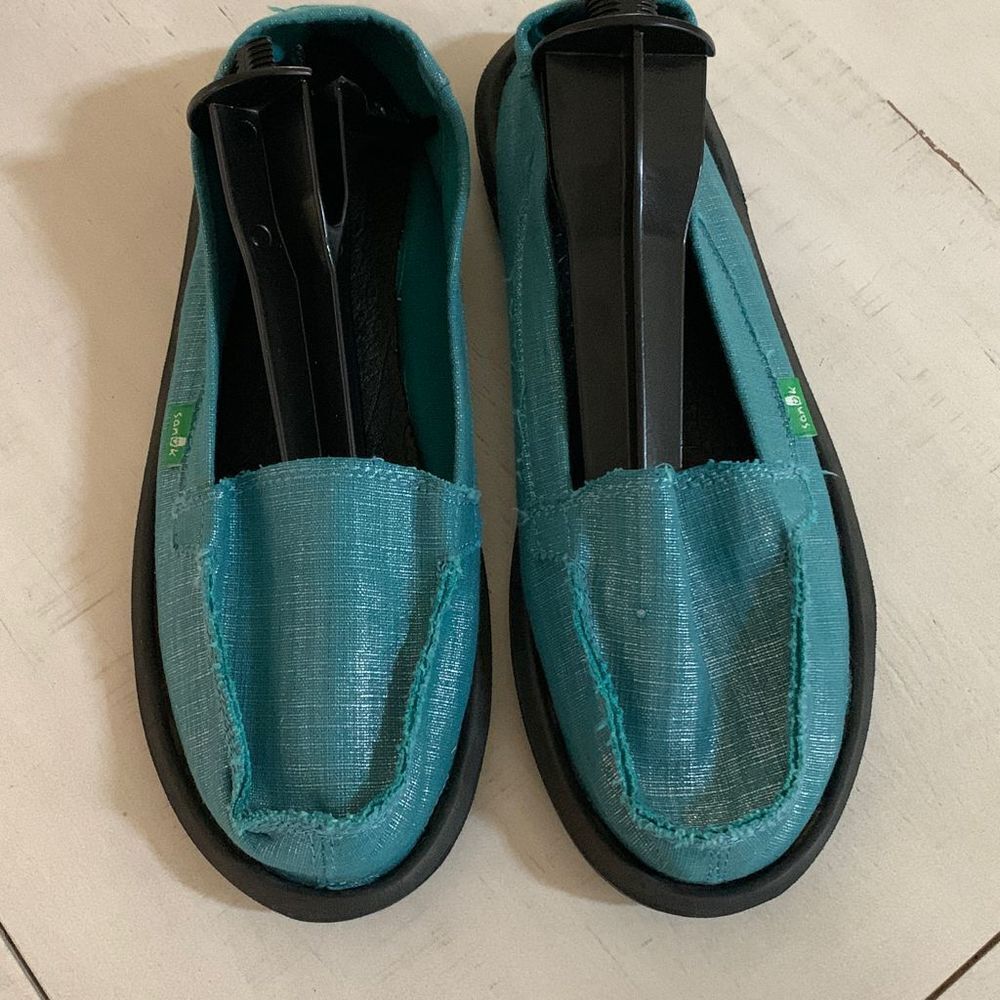 SANUK Teal Slip-ons NWOT women’s size 9.